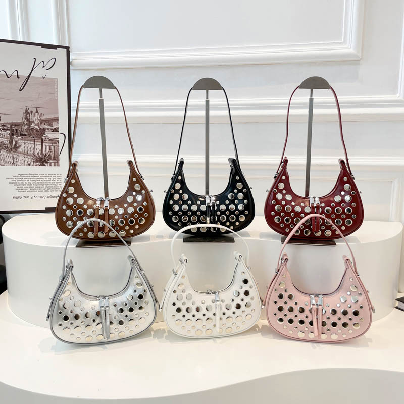 Bolso De Hombro Con Remaches