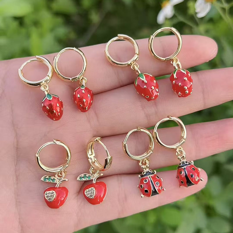 Pendientes De Aro Con Forma De Escarabajo De Fresa De Cobre Bañados En Oro