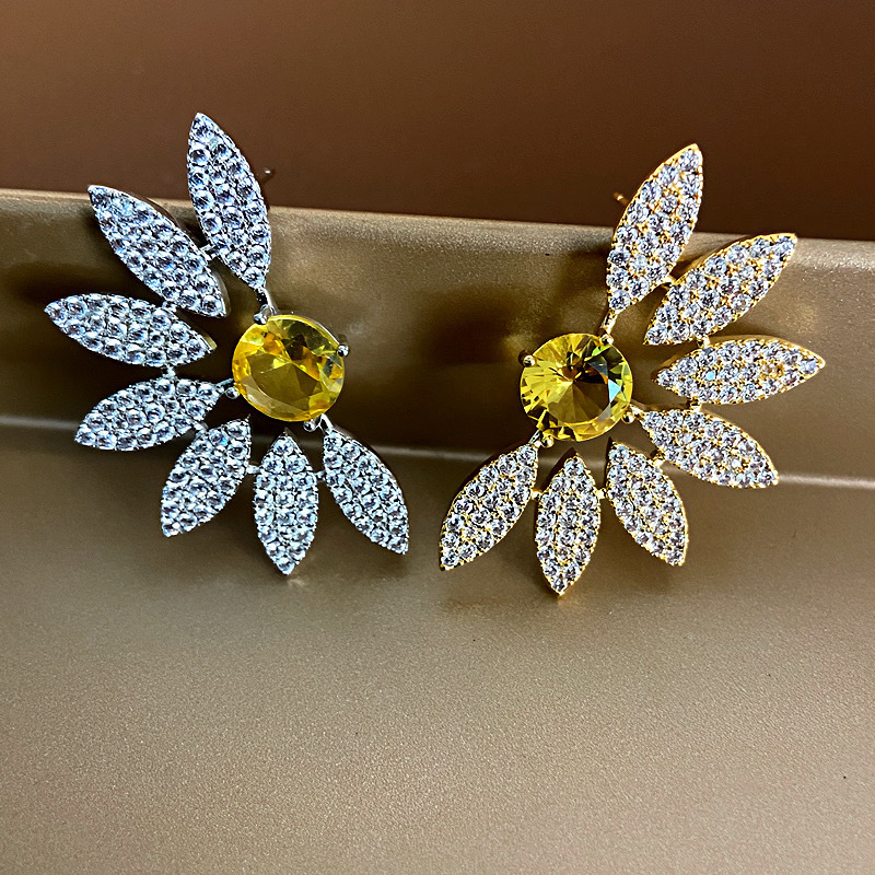 Pendientes De Pétalos De Cobre Con Diamantes