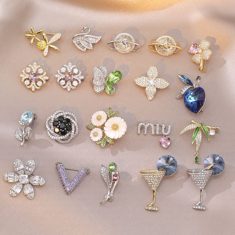 Broche Geométrico De Mariposa Con Copa De Vino Cisne Y Flor De Diamante De Cobre