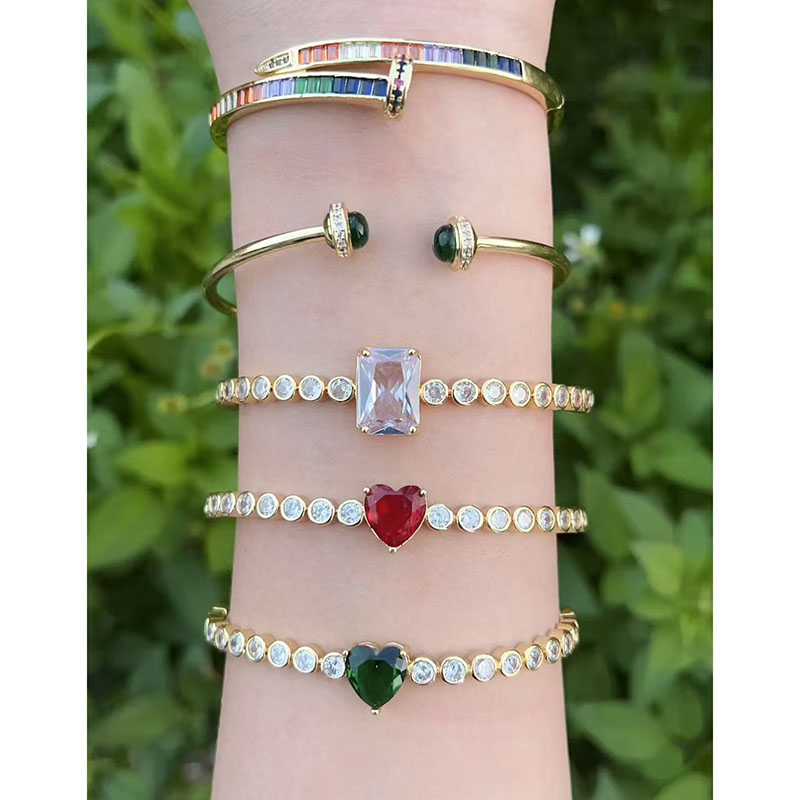Pulsera Cuadrada Con Forma De Corazón Y Diamantes En Oro Y Cobre.