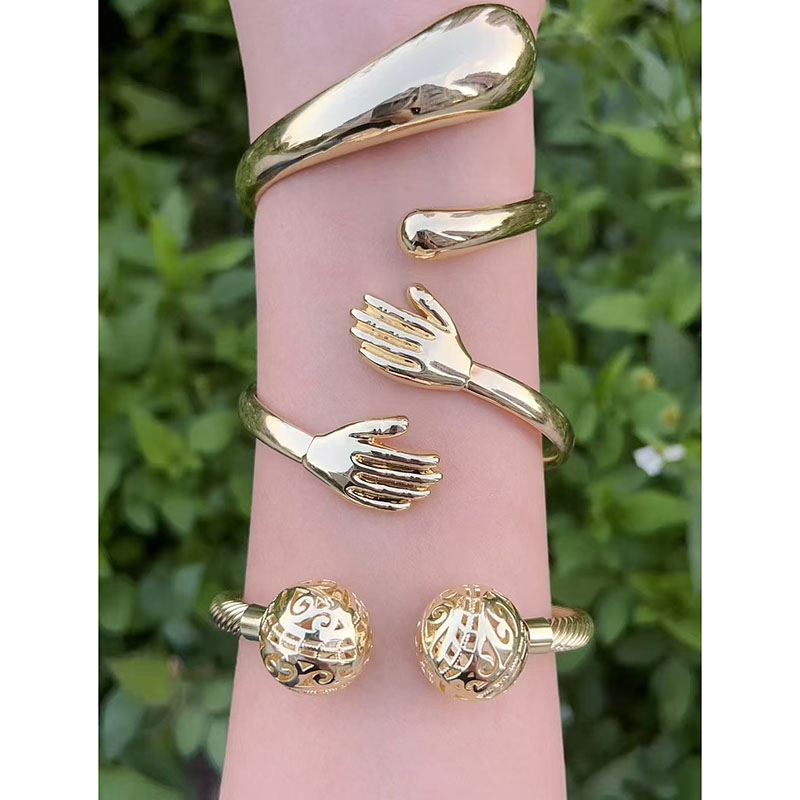 Pulsera Geométrica Con Huecos De Palma Bañada En Oro Y Cobre