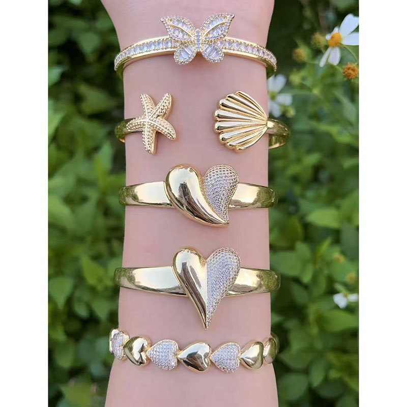 Pulsera De Cobre Bañada En Oro Con Diamantes Mariposa Corazón Y Estrella De Mar