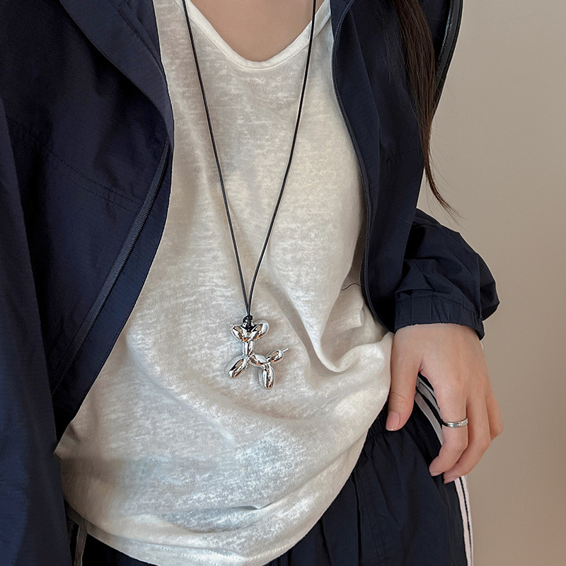 Collar Geométrico Con Cámara Plumas Borla Y Lazo De Metal