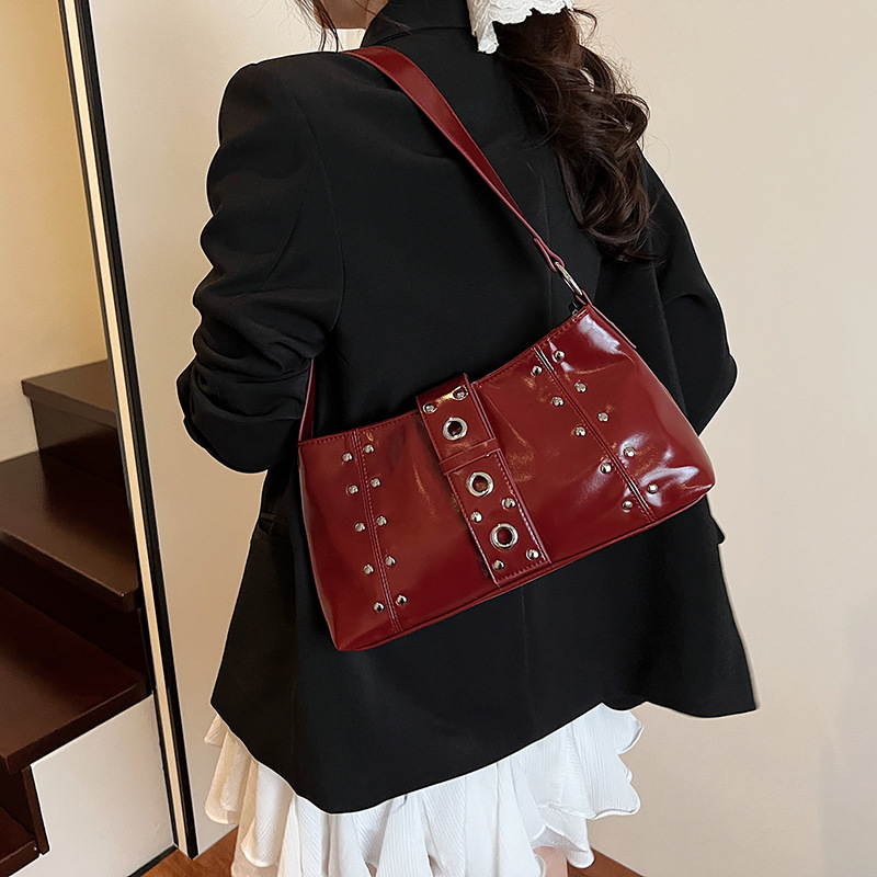 Bolso De Hombro Con Remaches De Gran Capacidad