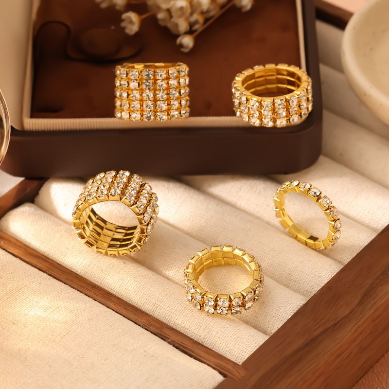 Anillo De Metal Con Diamantes Redondos