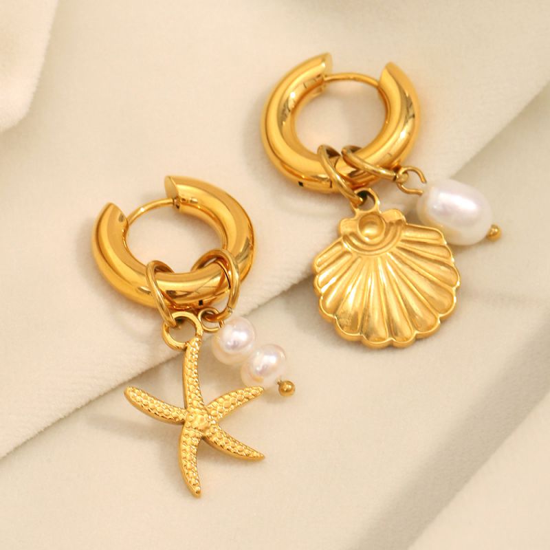 Pendientes De Acero Inoxidable Con Concha Estrella De Mar Y Perla Chapados En Oro.