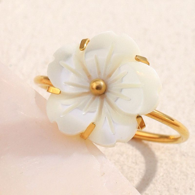 Anillo De Acero Inoxidable Con Flor De Concha Blanca Bañada En Oro