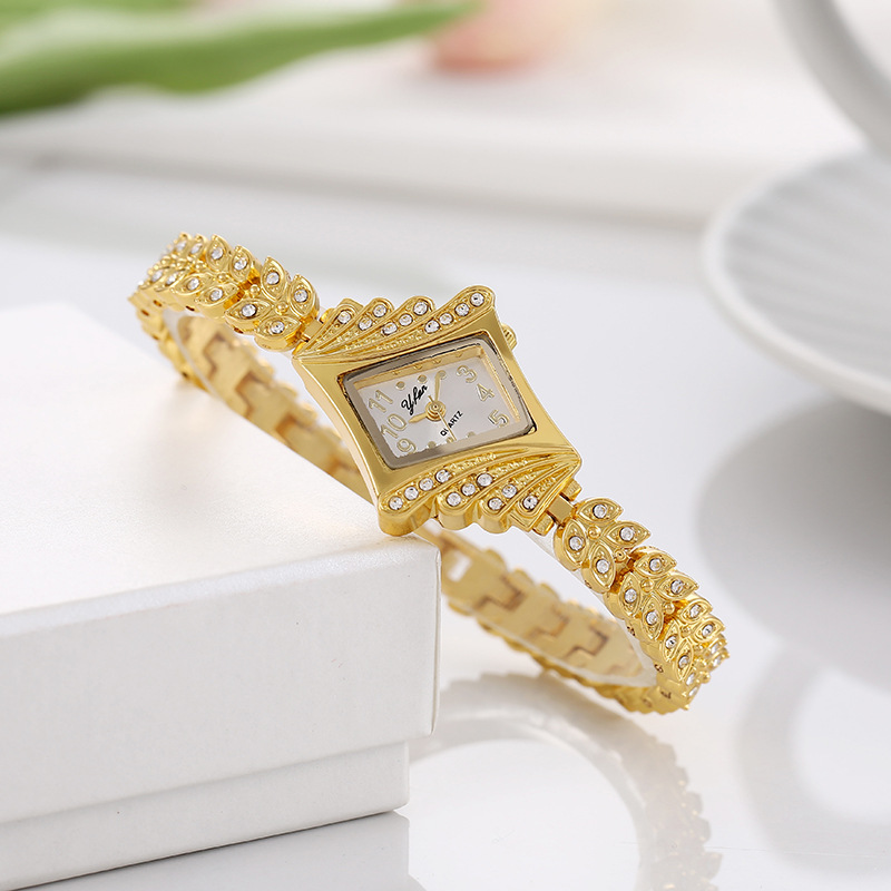 Reloj De Aleación Con Diamantes Incrustados