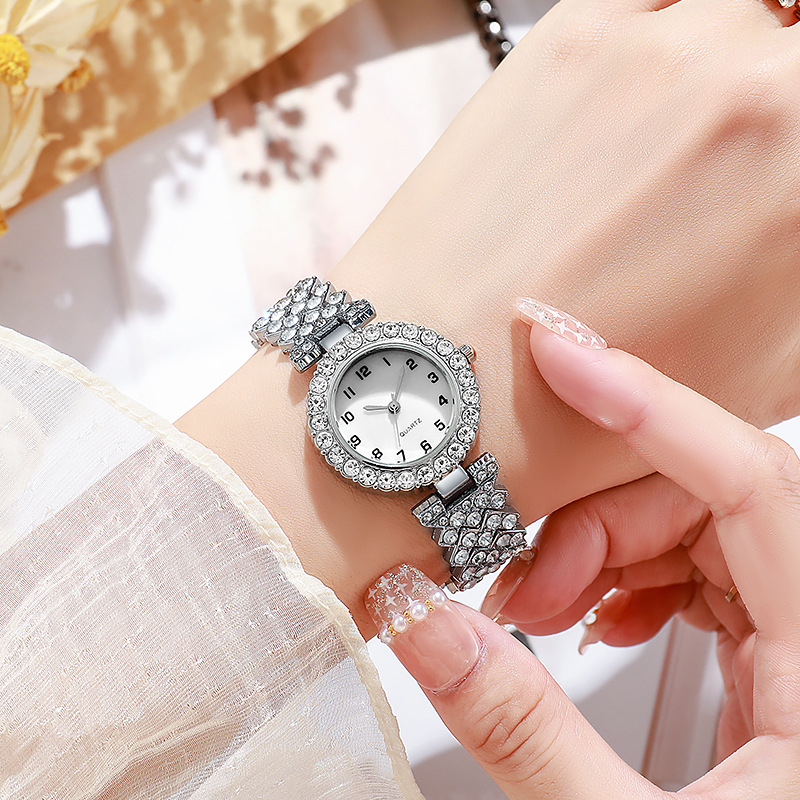 Reloj Redondo De Aleación Con Diamantes