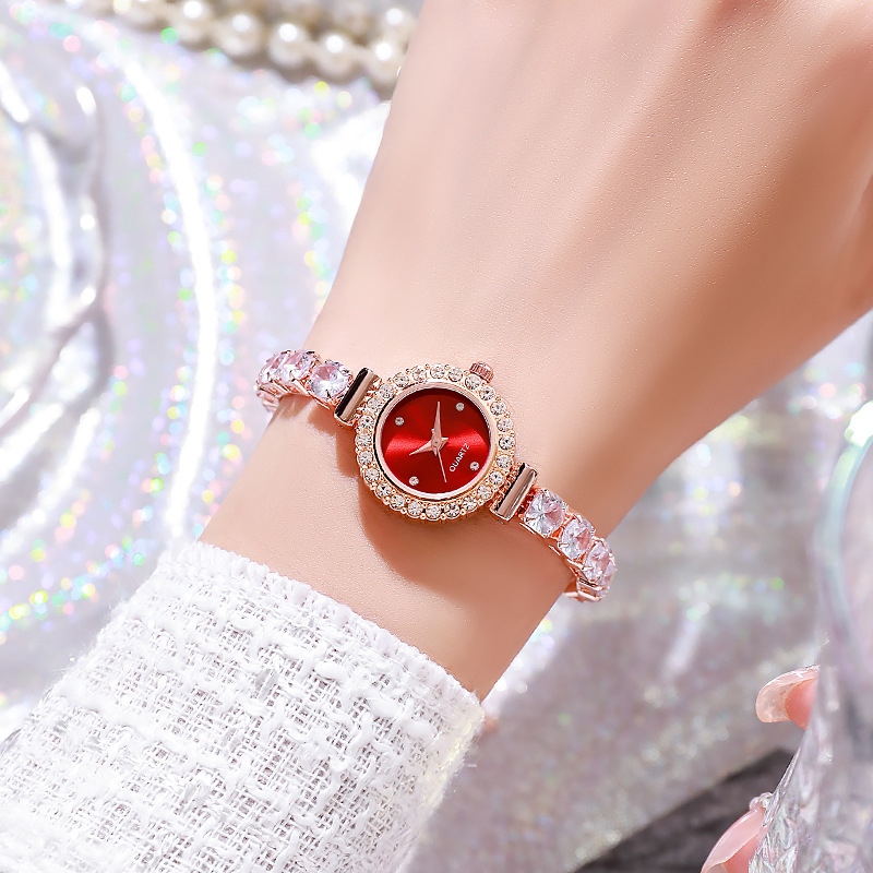 Reloj Redondo De Aleación Con Diamantes