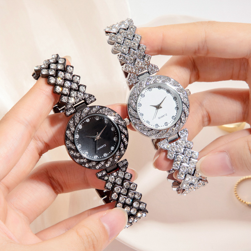 Reloj Redondo De Aleación Con Diamantes