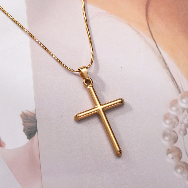 Collar Con Cruz De Acero Y Titanio